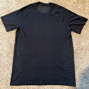 NWOT Men’s Large Lululemon Metal Vent Tech Shirt!